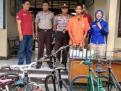 RHM, warga Mranti, Purworejo, tersangka pencuri spesialis sepeda, kini ditahan di Mapolsek Purworejo, dengan sejumlah barang bukti - foto: Sujono/Koranjuri.com