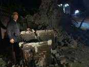 Warga berada diantara reruntuhan akibat gempa yang mengguncang Kabupaten Situbondo Jawa Timur, Kamis, 11 Oktober 2018 dini hari - foto: Istimewa