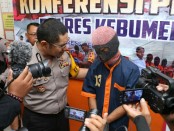 Kapolres Kebumen, AKBP Arief Bahtiar, saat menginterogasi DR, tersangka yang tega menganiaya istrinya sendiri, Eni Hermawati (27), warga Bonorowo, Kebumen pada Kamis (15/11) lalu - foto: Sujono/Koranjuri.com