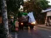 Sejumlah petugas DLHK Denpasar mengangkut sampah di salah satu ruas jalan di Kota Denpasar - foto: Ari Wulandari/Koranjuri.com