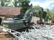 Prajurit Yonzipur 9 Kostrad dipimpin langsung oleh Danyonzipur 9 Kostrad Kembali membersihkan puing-puing bangunan akuibat terjangan Tsunami yang menimpa Banten dan Lampung, Rabu (26/12/2018) - foto: Istimewa