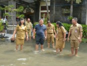Sekda Kota Denpasar A.A Ngurah Rai Iswara meninjau salah satu sekolah di Denpasar yang terendam banjir beberapa waktu lalu - foto: Istimewa