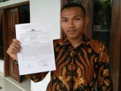 Slamet Sukarmanto, dengan surat bukti laporannya ke polisi - foto: Sujono/Koranjuri.com