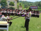 Suasana pelantikan Penegak Bantara SMK Kesehatan Purworejo, Sabtu (23/2), di lapangan Ngaglik, Desa Bulus, Gebang, Purworejo - foto: Sujono/Koranjuri.com