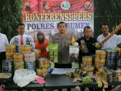 PS (45), warga Perum Korpri, Desa Jatimulyo, Kecamatan Alian, Kebumen, pembuat dan pengedar jamu palsu di Kebumen, diamankan dengan sejumlah barang bukti - foto: Sujono/Koranjuri.com