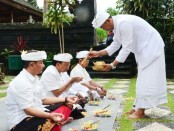 Gubernur Bali Wayan Koster, melaksanakan Tirta Yatra guna bersembahyang ke beberapa pura yang berada di areal Pura Agung Besakih, Sabtu, 9 Februari 2019 - foto: Istimewa