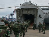 KRI Teluk Amboina-503 membawa pasukan darat ke perbatasan RI-Malaysia - foto: Istimewa