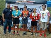 Annisa Destein Cindyqiawati (16) (tengah), pebalap asal Solo berhasil meraih juara 1 dalam seleksi pra-PON Jateng di Purwokerto, Sabtu, 30 Maret 2019 - foto: Istimewa