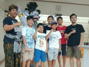 Tokoh Puri Gerenceng Anak Agung Ngurah Agung bersama anak-anak di kawasan Perumahan Nangka Indah Residence, Denpasar - foto: Istimewa