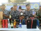 Ribuan botol miras ilegal diselundupkan ke Indonesia melalui laut. Upaya itu gagal, setelah TNI AL menyergap Speedboat yang memuat miras ilegal yang diperkirakan nilainya mencapai Rp 5,9 miliar - foto: Istimewa