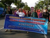 Kontingen SMK YPT Purworejo, ikut berpartisipasi pada Kirab Budaya dalam rangka Merti Desa Pangenrejo, Jum'at (19/4) sore - foto: Sujono/Koranjuri.com