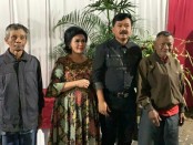 Panglima TNI Marsekal Hadi Tjahjanto bersama istri menerima kedatangan pengayuh becak di acara open house yang digelar di kediaman pribadinya di Malang, Jawa Timur - foto: Istimewa
