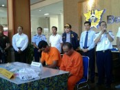 Dua tersangka yang diamankan petugas bea cukai dan Polda Bali dalam kasus penyelundupan narkoba - foto: Istimewa