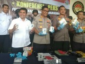 Polres Metro Jakarta Timur meringkus tiga orang pengedar narkoba jenis sabu seberat 7 kg di dua lokasi berbeda. Kedua tersangka bernama Dodi Saputra (34) dan Satrio Wira (26) dan Ari Susanto (34) - foto: Bob/koranjuri.com