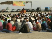 Umat Islam di Kabupaten Rote Ndao, Nusa Tenggara Timur menggelar ibadah Shalat Ied di pelataran Pelabuhan Ba'a, Rabu, 5 Juni 2019 - foto: Istimewa