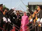 Upacara pedang pora untuk 20 anggota Polres Kebumen yang memasuki masa pensiun, Rabu (4/7) - foto: Sujono/Koranjuri.com