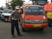 Kanitlaka Satlantas Polres Purworejo, Ipda Mustofa, saat menunjukkan bagian bodi mobil angkot yang mengenai korban - foto: Sujono/Koranjuri.com