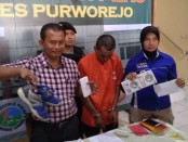 Sdm (43), warga Sumber Nayu, Kadipiro, Banjarsari, Surakarta, kini ditahan di Mapolres Purworejo dengan sejumlah barang bukti - foto: Sujono/Koranjuri.com