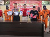 Keempat tersangka kasus narkoba yang diamankan Polres Kebumen dalam Operasi Antik 2019, dengan sejumlah barang bukti - foto: Sujono/Koranjuri.com