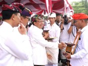 Gubernur Bali Wayan Koster menyerahkan penghargaan kepada tokoh dan ASN berprestasi di lingkungan Pemprov Bali - foto: Istimewa