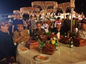 Menteri Pariwista Arief Yahya bersama Wakil Gubernur Bali Tjokorda Oka Artha Ardhana saat membuka Sanur Village Festival XIV di Pantai Mertasari, Sanur, Denpasar, Rabu, 21 Agustus 2019 - foto: Istimewa