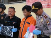 SB, tersangka pencurian uang dan mobil milik majikannya, kini ditahan di Mapolres Kebumen, dengan sejumlah barang bukti - foto: Sujono/Koranjuri.com
