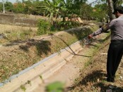 Kondisi mayat perempuan tanpa identitas, yang ditemukan di saluran irigasi di Desa/Kecamatan Sruweng, Kebumen, Sabtu (14/9) pagi - foto: Sujono/Koranjuri.com