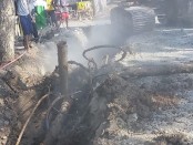 Pipa PDAM yang rusak terkena beckho dalam proyek pembuatan saluran pembuangan air, masuk wilayah Desa Popongan, Banyuurip - foto: Sujono/Koranjuri.com