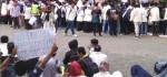 Polwan Ajak Berjoget Peserta Aksi Demo Mahasiswa di Purworejo