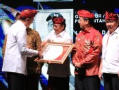 Gubernur Bali Wayan Koster menerima penghargaan Kadin Awards 2019 dari Kamar Dagang dan Industri (Kadin) Indonesia, Jumat, 29 November 2019 - foto: Koranjuri.com