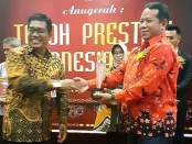 Direktur Perumda Air Minum Tirta Perwitasari Purworejo, Hermawan Wahyu Utomo saat menerima penghargaan sebagai salah satu Tokoh Berprestasi Indonesia 2019, Jum'at (20/12), di Semarang - foto: Sujono/Koranjuri.com