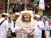 Wakil Gubernur Bali Tjokorda Oka Artha Ardhana Sukawati (Cok Ace) masolah Topeng Sidakarya - foto: Istimewa