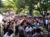 Ribuan warga terdampak Bendung Bener dari delapan desa, mendatangi gedung DPRD Kabupaten Purworejo, Senin (6/1) untuk menyalurkan aspirasi mereka - foto: Sujono/Koranjuri.com