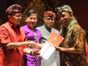 Pemberian penghargaan kepada sejumlah seniman di Bali pada acara HUT Disbud Bali tahun 2020, Selasa, 7 Januari 2020. Bersamaan dengan itu, Gubernur Bali Wayan Koster menginisiasi lahirnya Festival budaya tingkat dunia yang akan digelar kali pertama pada November 2020 mendatang - foto: Istimewa