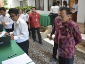 Sekda Provinsi Bali Dewa Made Indra memantau tes CPNS Provinsi Bali, Selasa, 28 Januari 2020 - foto: Istimewa