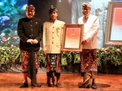 Sastrawan Bali Ida Bagus Sunu Pidada (tengah) menerima penghargaan Bali Kerthi Nugraha Mahotama pada penutupan Bulan Bahasa Bali yang kedua tahun 2020 - foto: Istimewa