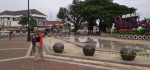 Areal Publik Alun-alun Purworejo Dibatasi, Pol PP Pasang Pita Kuning
