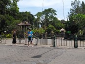 Wisatawan mancanegara masih mendatangi obyek wisata Pura Taman Ayun, Sabtu, 21 Maret 2020. Namun mereka tidak bisa mengakses hingga ke dalam areal Pura karena untuk sementara ditutup untuk memutus penyebaran covid-19 - foto: Koranjuri.com