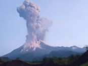 Gunung Merapi di Jawa Tengah erupsi, Selasa, 3 Maret 2020 - foto: Istimewa