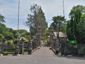 Obyek wisata Pura Taman Ayun ditutup dari kunjungan wisatawan. Penutupan itu menyusul semakin meluasnya persebaran sars-cov-2 yang memicu penyakit sindrom pernapasan akut berat - foto: Koranjuri.com
