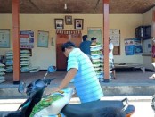 Masyarakat di Desa Batuan Sukawati yang mengantri untuk mendapatkan beras gratis, Kamis (2/4/2020) - foto: Catur/Koranjuri.com