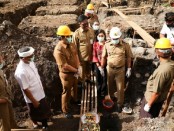 Bupati Gianyar I Made Mahayastra yang didampingi oleh Pejabat terkait saat meletakan batu pertama di proyek pembangunan TK/PAUD di Kelurahan Gianyar, Senin (6/4/2020) pagi - foto: Catur/Koranjuri.com
