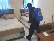 Petugas melakukan dekontaminasi menggunakan cairan disinfektan setelah kamar ditinggalkan pekerja migran yang telah dijemput oleh masing-masing petugas dari Kabupaten/Kota di Bali - foto Istimewa