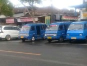 Angkutan umum yang terparkir di area parkir Pasar Umum Gianyar, Kamis (30/4/2020) pagi - foto: Catur/Koranjuri.com