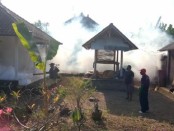 Aktivitas fogging yang dilakukan di Banjar Banda, Desa Saba, Kecamatan Blahbatuh Gianyar, Jumat (1/5/2020) pagi - foto: Catur/Koranjuri.com