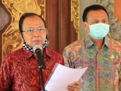 Gubernur Bali Wayan Koster didampingi Sekretaris Daerah (Sekda) Provinsi Bali Dewa Made Indra memberikan keterangan resmi terkait Perda No.3 Tahun 2020 di Jayasabha, Denpasar, Jumat, 29 Mei 2020 - foto: Istimewa