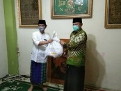 Gibran memberikan bantuan paket sembako kepada takmir masjid di bawah kepengurusan PCNU Kota Surakarta. Bantuan di terima langsung oleh ketua Tanfidziah PCNU kota Surakarta, H.Mashuri - foto : Koranjuri.com