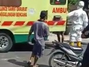 Warga tanpa identitas tersebut dijemput oleh petugas saat mencoba kabur ke wilayah Kelurahan Beng Gianyar, Sabtu (9/5/2020) kemarin - foto: Catur/Koranjuri.com