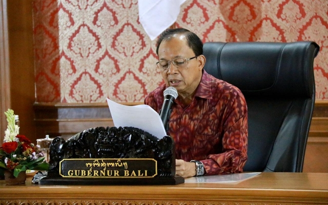 Gubernur Bali Wayan Koster saat mengikuti Ratas evaluasi pelaksanaan pembatasan sosial berskala besar (PSBB) melalui video conference bersama Presiden Jokowi Widodo, Selasa, 12 Mei 2020 - foto: Istimewa