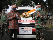 Pimpinan wilayah BNI Bali Nusra I Made Sukajaya menyerahkan satu unit mobil ambulans yang diterima oleh Pangdam IX/Udayana Mayjen TNI Benny Susianto, Rabu, 20 Mei 2020 - foto: Istimewa